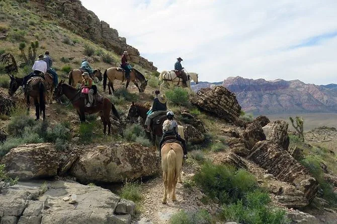 Reiter von hinten auf einem felsigen Trail im Red Rock Canyon